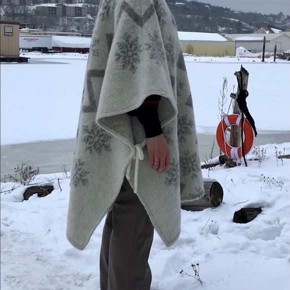 Hilda Ltd big wool Icelandic snowflake poncho - Picture 11 of 11